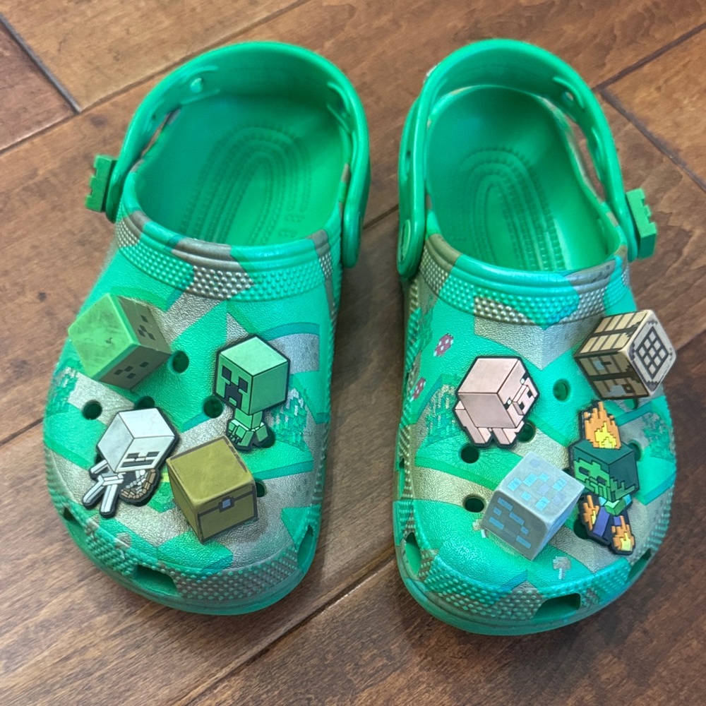 CROCS Green Kids Sandals with Fun Minecraft Blocks little boys size 1